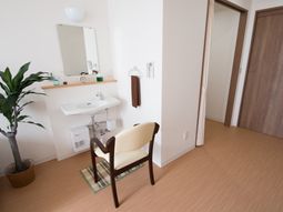 洗面台と椅子のある部屋