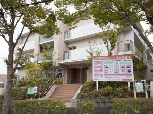 緑ある建物入口