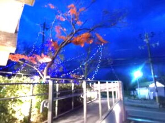 夜の外観通路  