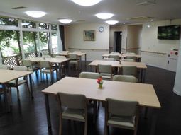 清潔感あふれる食堂空間