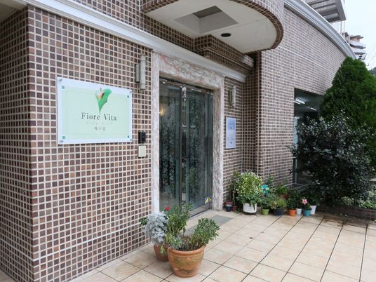 緑に囲まれた建物入口