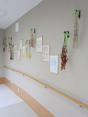 廊下の壁飾りと絵画