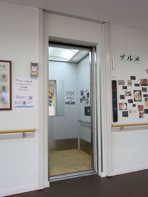 エレベーターの開いた扉