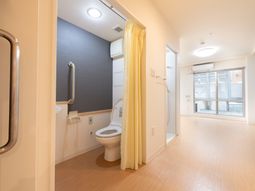 明るい清潔なトイレ空間