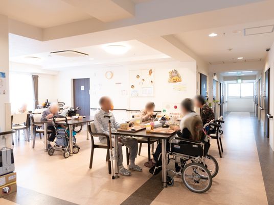 多目的室で活動する人々