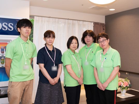 スタッフの集合写真