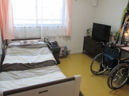 明るい個室の居室