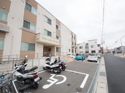 明るい外観の建物