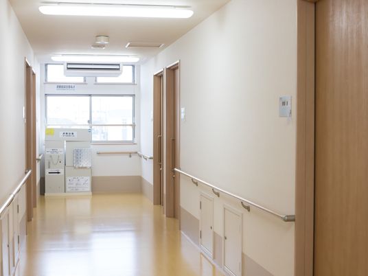 明るく清潔な廊下