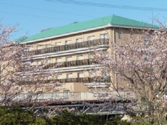 桜並木に囲まれた施設外観