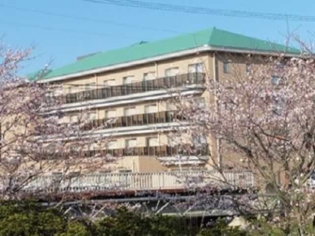 桜並木に囲まれた施設外観