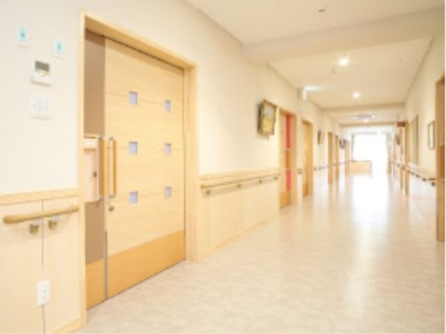 明るい廊下の風景 通路 手すりが設置されたゆとりのある廊下です。明るく開放的な環境で働けることでしょう。