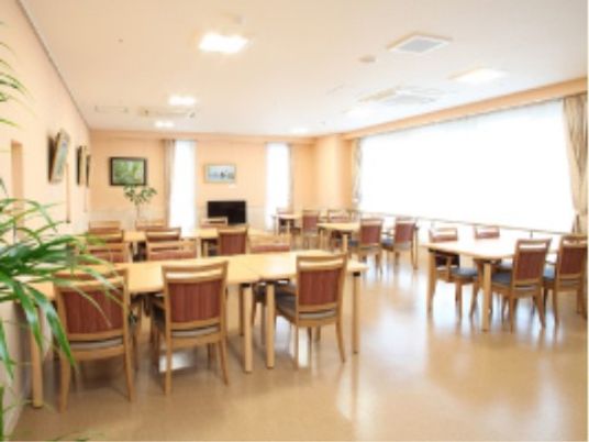 明るい共有ダイニングエリア