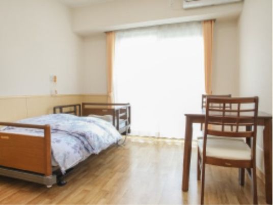明るい個室の居室