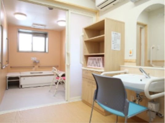 明るく清潔な洋室