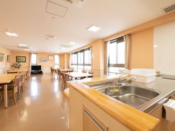 明るい食堂の様子