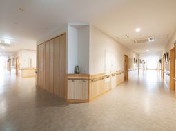 明るい廊下の風景