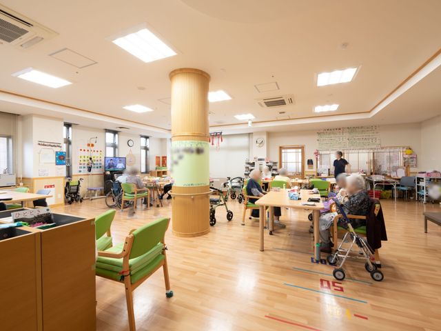 ゆったりとした共有スペース 多目的室 広々とした明るい多目的室で、来訪者が各々の活動を楽しんでいらっしゃいます。ここでの時間は、日々の潤いに繋がるでしょう。