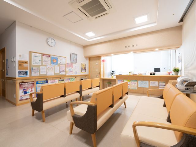 待合スペースの清潔な室内 クリニック ゆったりと配置された椅子が並ぶ、明るく開放的な待合スペースです。掲示板には情報が豊富に掲示され、安心して待つことができます。
