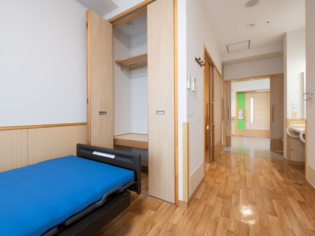 広々とした居室内部 居室 明るい日差しが差し込むゆとりのある居室です。自分のペースで過ごすことができる、プライバシーが守られた空間です。