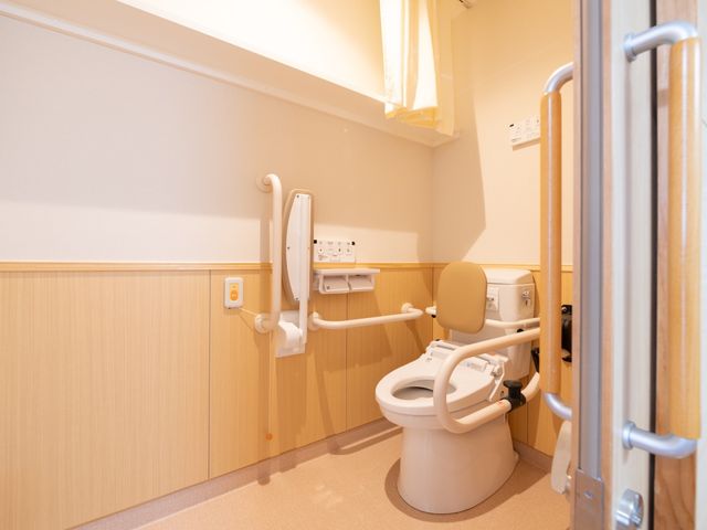 バリアフリートイレ設備 トイレ 手すり付きで安全性に配慮した清潔なトイレ空間です。利用者の自立支援に役立つ工夫が随所にみられます。