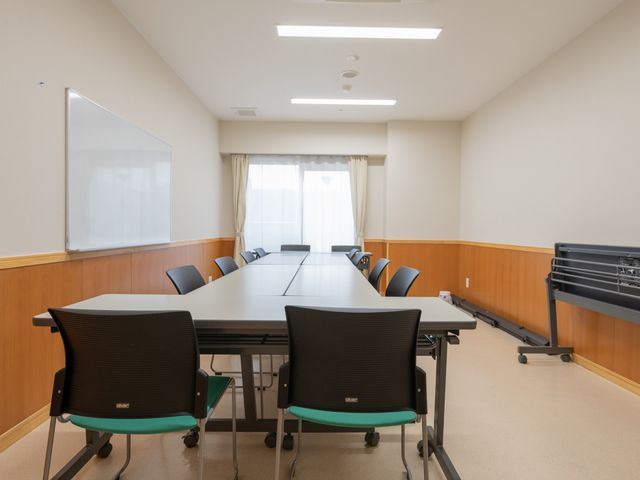 会議室のテーブルと椅子 会議室 ゆとりのある多目的室では、作業や会議が快適に行えます。必要な設備が整った使い勝手の良い空間です。