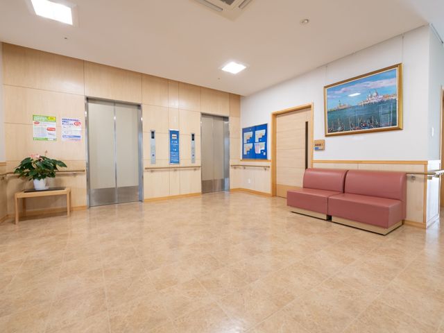 エントランスの落ち着いた風景 玄関ロビー 清潔感溢れるエントランスで、訪れる皆さんを温かく迎えています。家具の配置もゆとりがあり、待ち時間も快適にお過ごしいただけます。