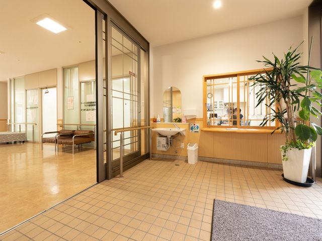 快適な施設のロビー 玄関 親切なスタッフがいるアットホームな受付空間。明るく清潔な待合所で、快適に過ごすことができます。