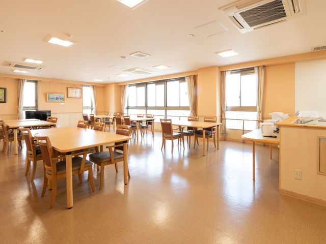 明るいダイニングルーム 食堂 ゆったりとしたダイニングでの食事が、明るく開放的な雰囲気の中で楽しめます。窓からの自然光が心地よい空間をつくり出しています。