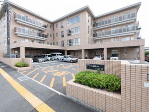 広々とした施設の外観