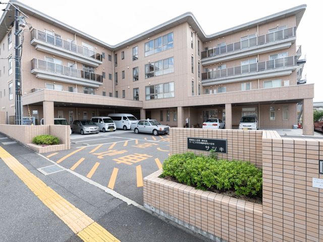 広々とした施設の外観