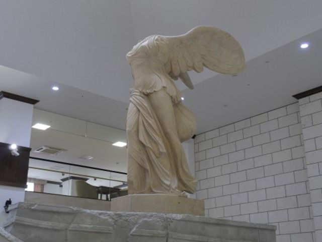 ロビーの美しい彫刻 展示物 開放感のあるロビーには、美しい彫刻が展示され落ち着いた雰囲気を醸し出しており、訪れるすべての方に安らぎを提供しています。
