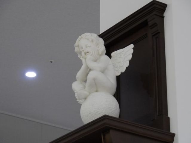 エントランスの天使の彫刻 展示物 温もりを感じる天使の彫刻がお出迎えする入口です。訪れる方に安らぎを提供しています。