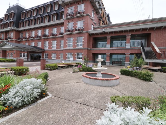 赤レンガ造りの外観 ヨーロッパ調のお洒落な外観 手入れが行き届いた庭園と噴水が、落ち着いた雰囲気の中庭を形成しています。赤レンガ造りの建物は重厚感があり、歴史を感じさせる外観です。