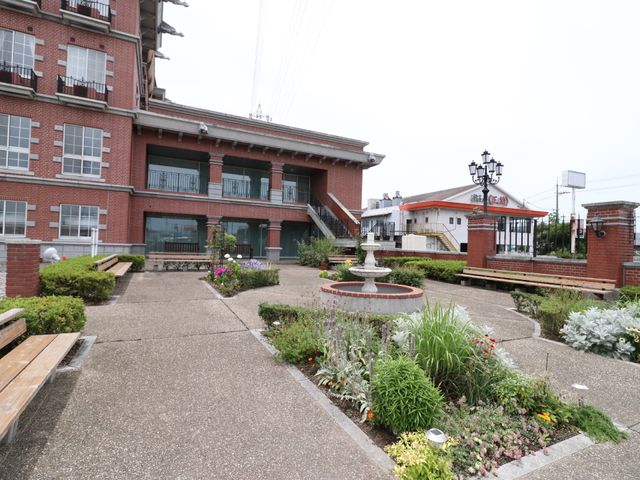 赤レンガ造りの建物と庭園 お洒落な庭園 ゆったりとした時間が流れる中庭です。心地よい風と緑に囲まれて、日々の憩いの場となっています。