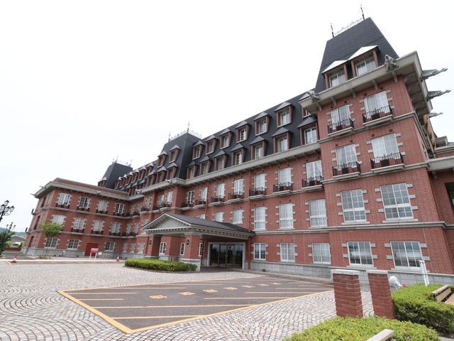 赤レンガ造りの豪華な外観 存在感ある外観 伝統的な赤レンガ造りが印象的な建物です。広々とした前庭があり、訪れる方々を温かく迎えます。