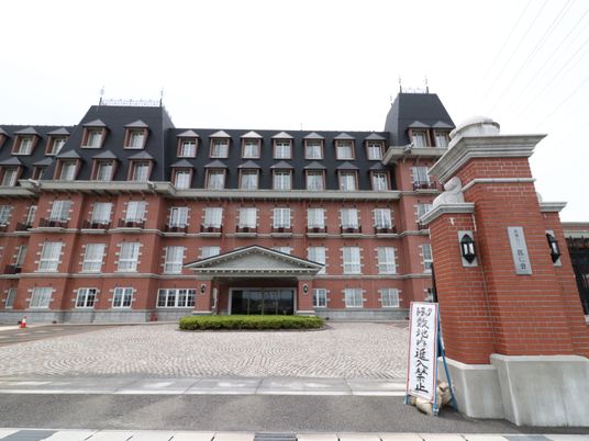 赤レンガ造りの優雅な外観