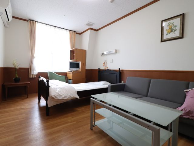 快適な個室の居室 居室 居心地の良い広々とした個室です。暮らしやすさを考慮した家具配置で、ゆったりと過ごせます。