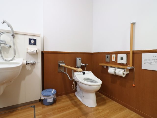 手すり付きトイレ空間 トイレ 安全に配慮されたトイレ空間です。手すりや緊急呼出しボタンが設置され、快適さと利便性を兼ね備えています。