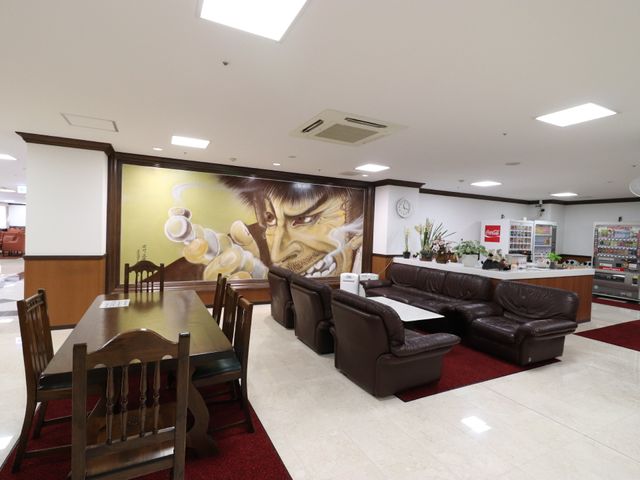 広々としたラウンジ空間 談話コーナー 広々とした休憩スペースがあり、ゆったりと過ごせる空間です。皆でお茶を楽しむ姿が想像でき、和やかな雰囲気が漂っています。