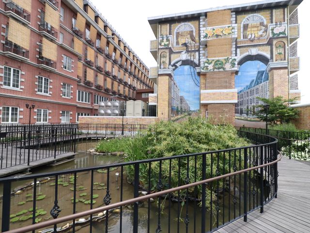 壁画が飾られた中庭 庭園 美しい壁画に囲まれ、水辺のある庭は癒しの空間を提供しています。散策や憩いの場として利用いただけます。