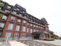 赤レンガ造りの建物外観
