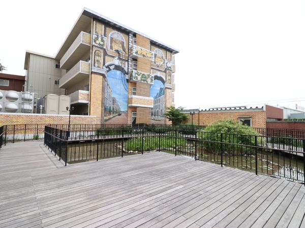 美術作品を飾った建物