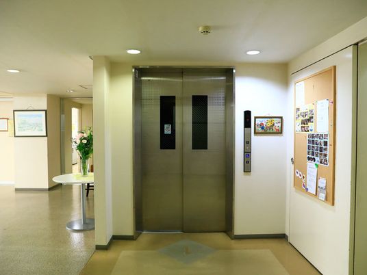 エレベーター付近の廊下