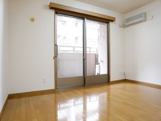 広々とした洋室の内観