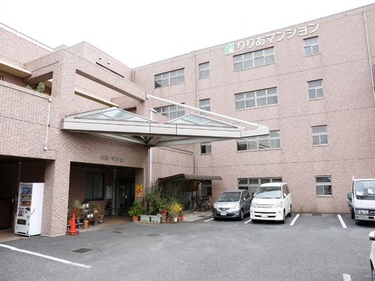 施設の外観とエントランス