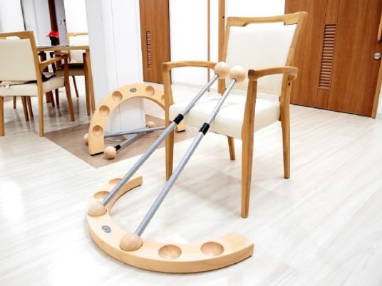 床にある歩行補助具