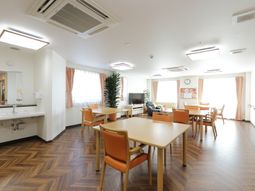 明るい共有ダイニングスペース