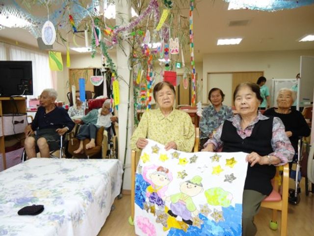 明るい共有スペース 共有スペース 手作りの飾りが彩る居心地の良い多目的室です。笑顔で創作活動に励む方々の姿が見られます。