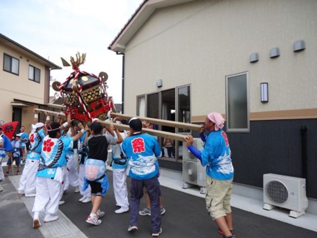 祭り行事の賑わい 祭り 地域の祭りに参加する職員と利用者様の姿。地域交流も盛んで、活気ある環境での勤務が期待できます。